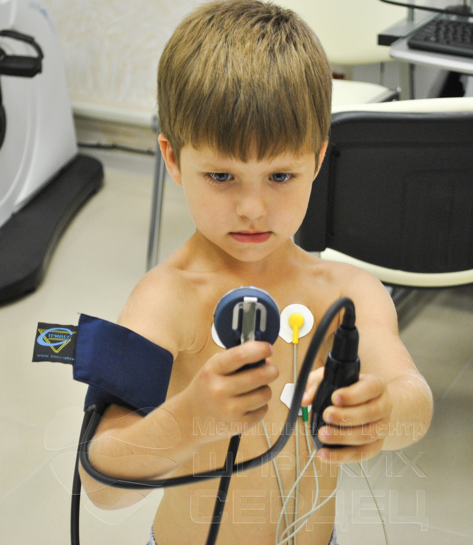Экг ребенку 7 лет. Суточное мониторирование ЭКГ+ад (Холтер). Холтер детям. Холтер аппарат для детей. Холтеровское мониторирование у детей.