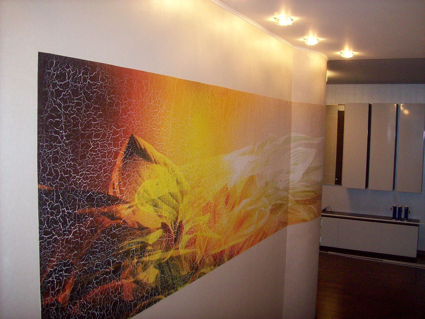 Поклеить фотообои своими руками. Оклеивание стен фотообоями. Приклеивание фрески. Как клеить фреску на стену. Фрески в интерьере баня.