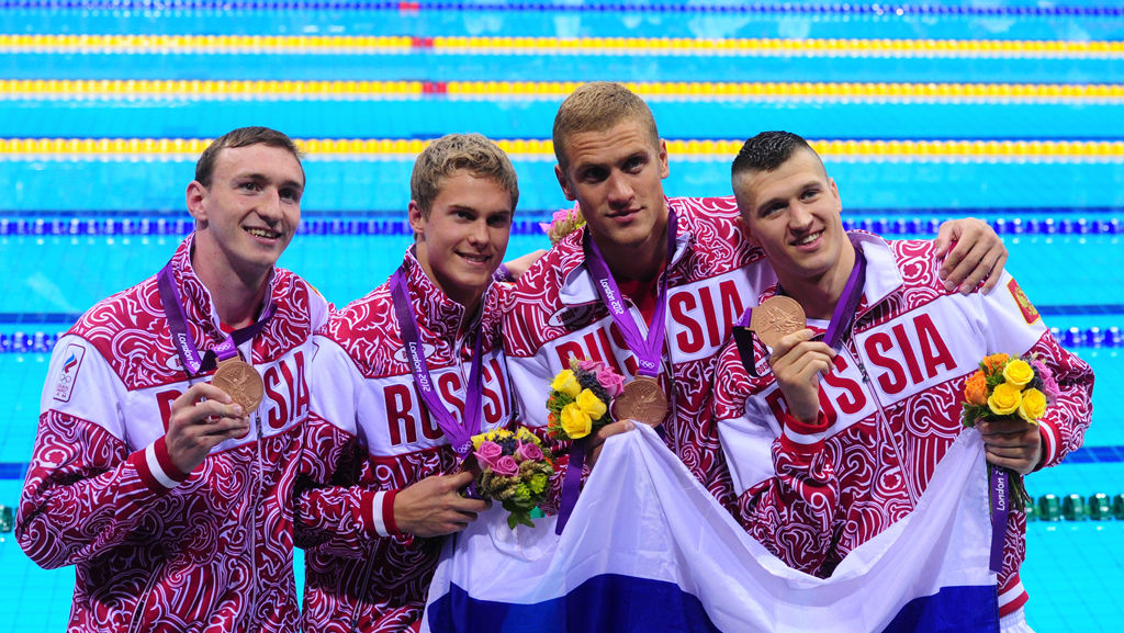 Выигравший спортсмен команда. Пловцы олимпийской мужской сборной.