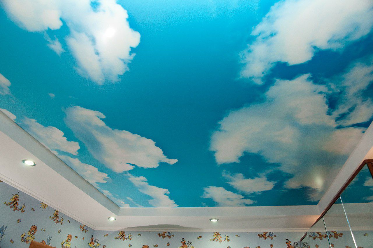Потолок с облаками в детской