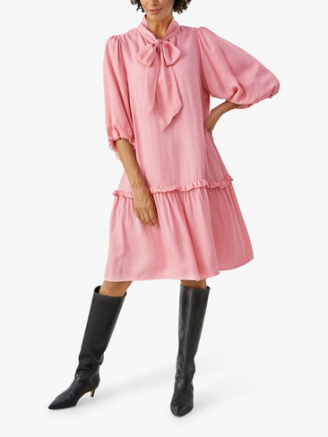 Часть вторая Платье Tisha свободного кроя длиной до колена с половиной рукавом, шлейф фламинго