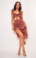 PrettyLittleThing Миниатюрное коричневое платье мидакси из фактурного шифона с открытой оборкой и оборками