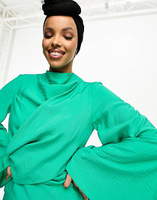 Изумрудно-зеленое платье макси с высоким воротником, запахом на талии и рифлеными рукавами ASOS DESIGN