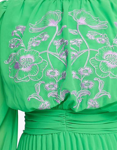 Зеленое плиссированное платье макси с высоким воротником и контрастной вышивкой ASOS DESIGN
