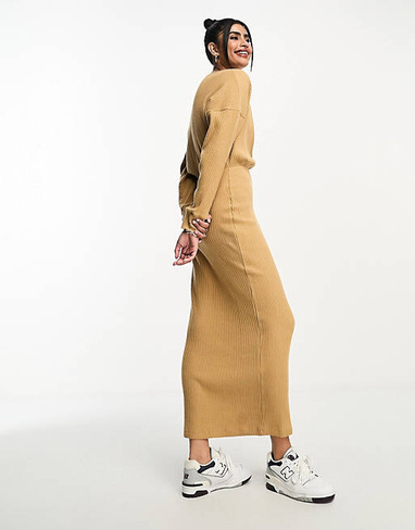 Светло-коричневое платье миди в рубчик с длинными рукавами и запахом спереди ASOS DESIGN