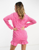 Платье-рубашка In The Style с запахом и рюшами по низу с розовым точечным принтом