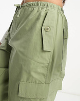 Нейлоновые брюки-карго цвета хаки с завязкой на талии Bershka Petite