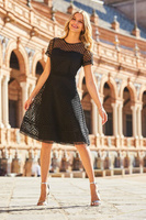 Кружевное платье с короткими рукавами приталенным верхом и расклешенным низом Sosandar, черный