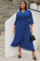 Платье миди с короткими рукавами и запахом Curve текстурой добби Chi Chi London, синий