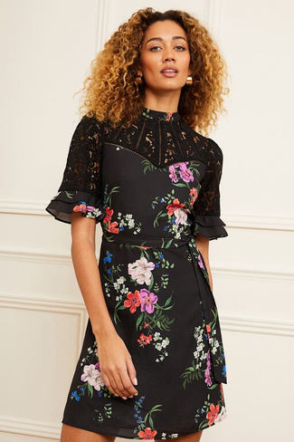 Мини-платье с кружевной кокеткой высоким вырезом короткими многослойными рукавами и поясом Черное с цветами Love & Roses